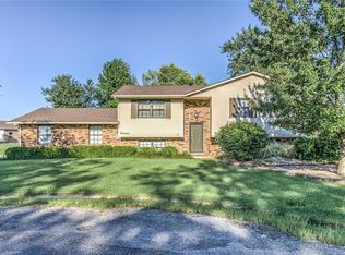 14 Courtesy Ln, Alton, IL 62002
