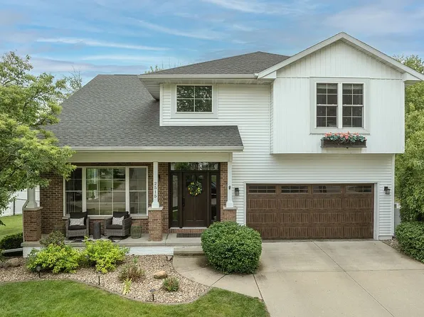 2515 Wolf Creek Trl, Hiawatha, IA 52233