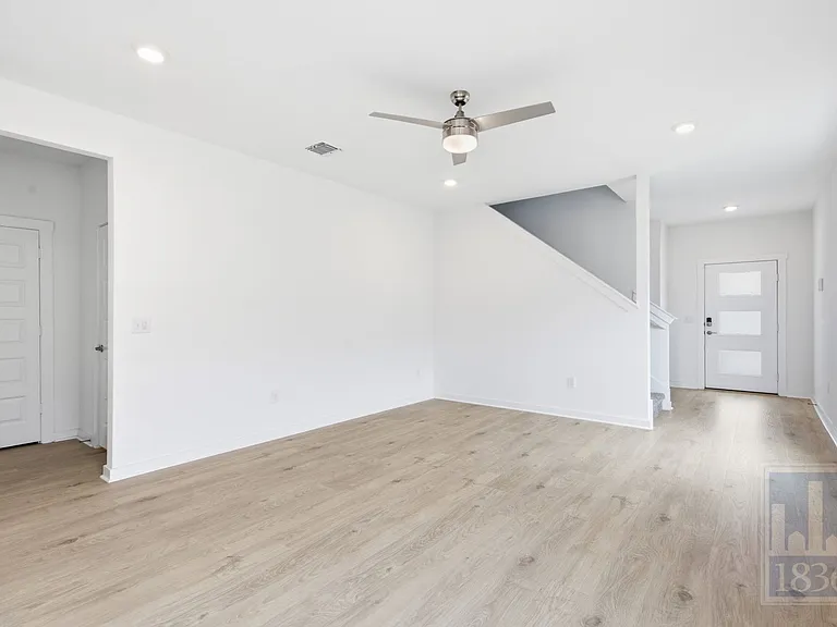 10925 Tildon Ave — Photo 3