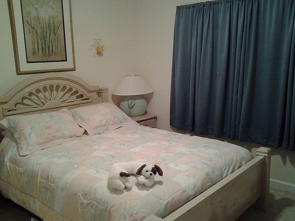 2nd bedroom. Queen size bed