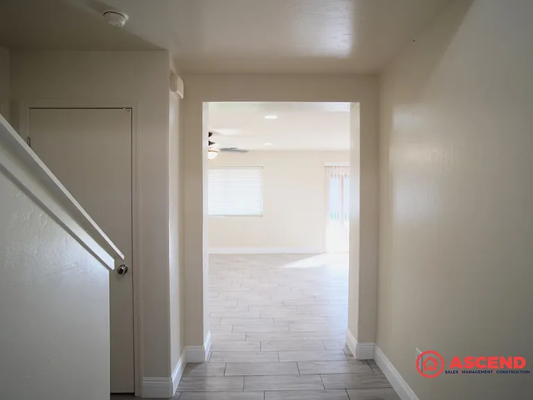 301 Alysheba Dr — Photo 2