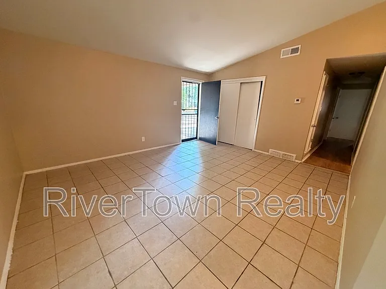 4825 Bridgedale Ave — Photo 4