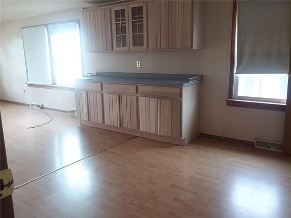 3rd image of 255 Grosvenor Ave