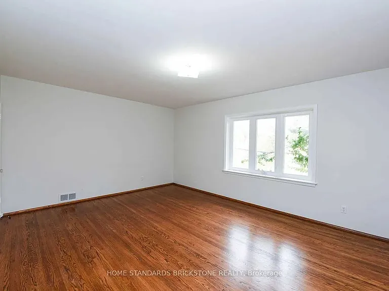 90 Centre Ave — Photo 12