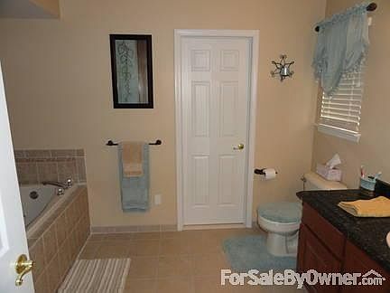 Master bath w/ jacuzzi tub