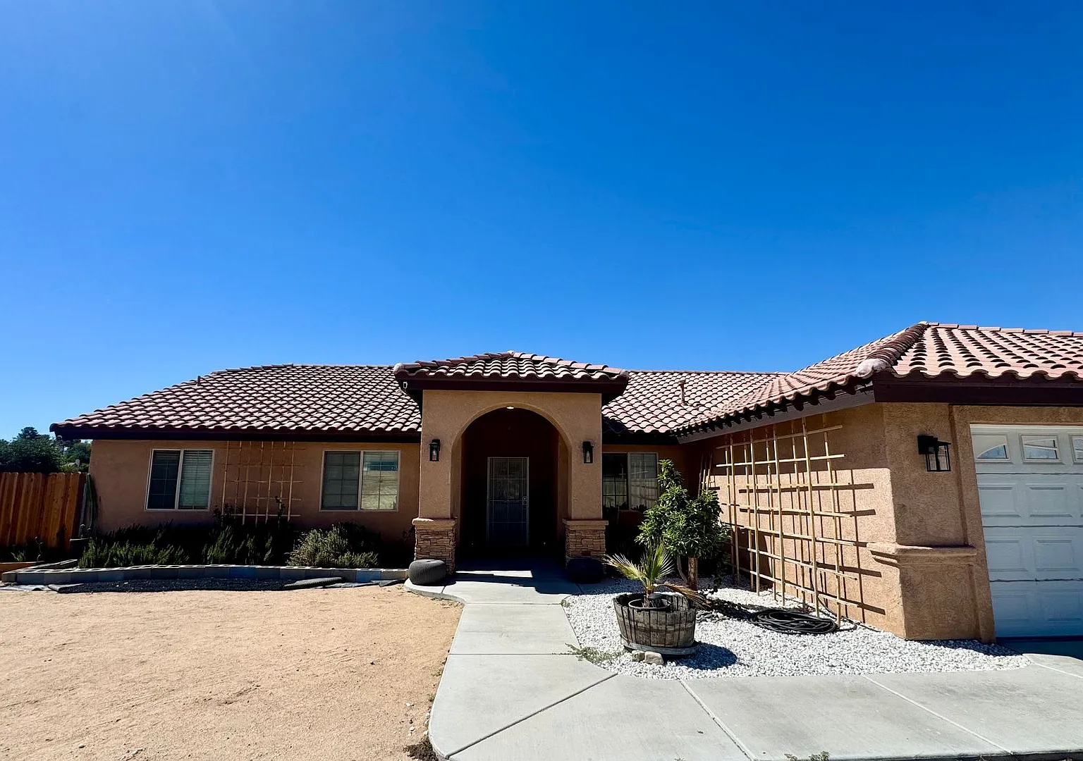 Beautiful 3 bedroom Home on over .5 Acre lot — Photo 1