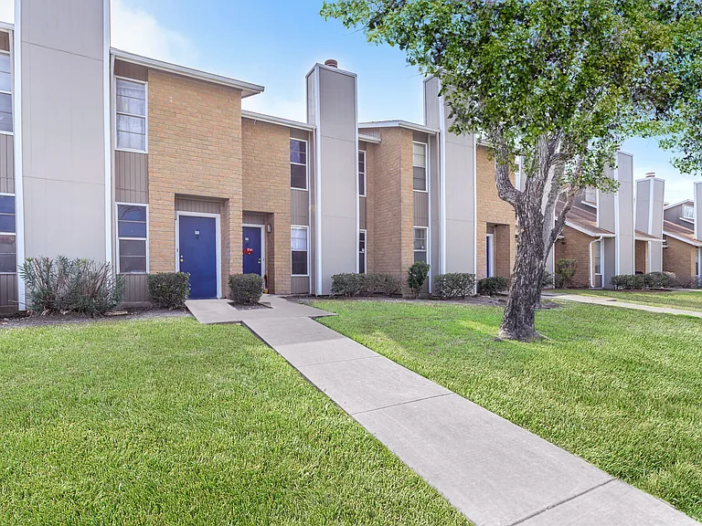 Shadow Bend Apartments — Photo 17
