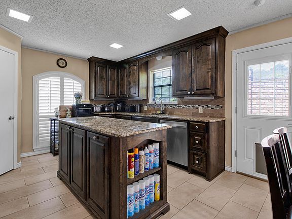 5th image of 902 Kingsbury Ct