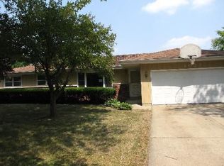 1027 Iroquois Dr, Elgin, IL 60120