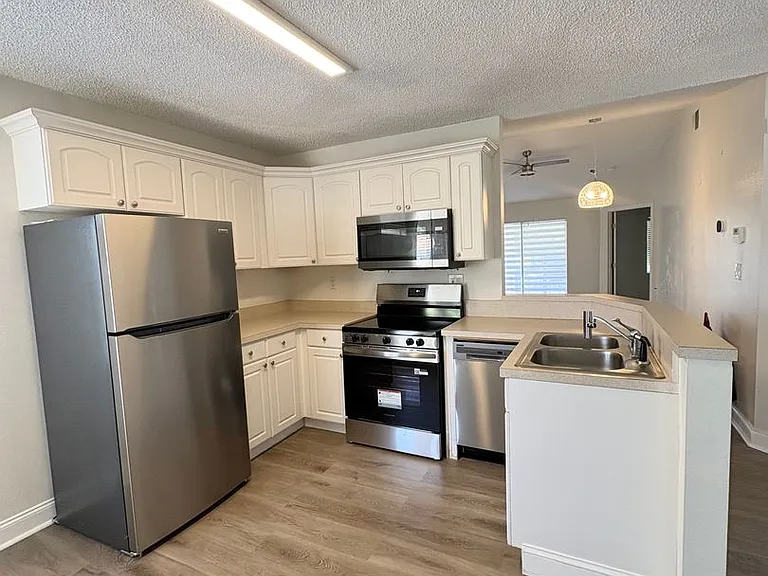 8824 Coral Palms Ct #B — Photo 4