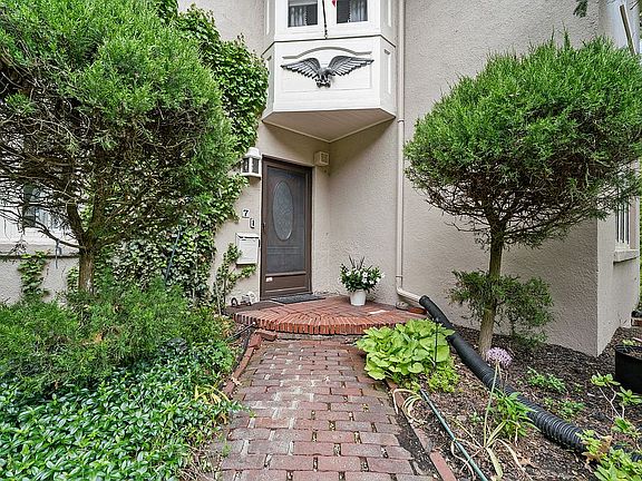 3rd image of 7 Knollwood Ter