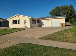 2130 California Dr, Minot, ND 58703