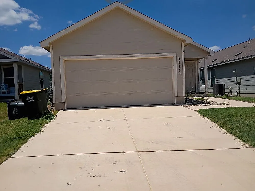 4 bed, 2.0 bath, 1625 sqft, $1,755 — Photo 1