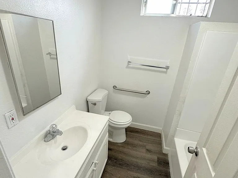2051-2053 W 54th St #2051 — Photo 8