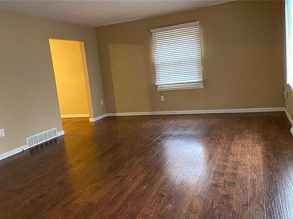5th image of 2321 Midland Dr