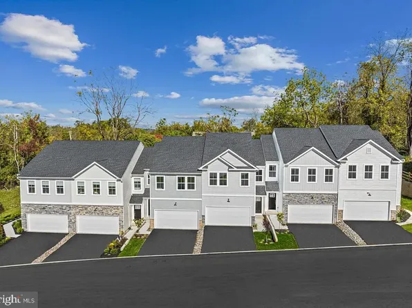8 Shamrock Cir, Downingtown, PA 19335