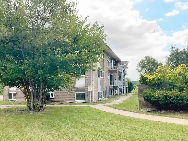 Village Shores Apartments — Photo 19