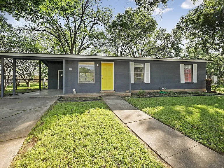 2202 Towbridge Cir — Photo 1