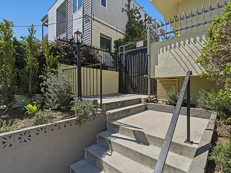 1827 N Van Ness Ave #6 — Photo 19