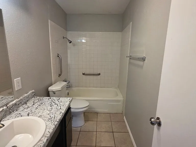 Bethany Place Apartments - Near Eldon Lyon and Downtown Bethany! — Photo 21