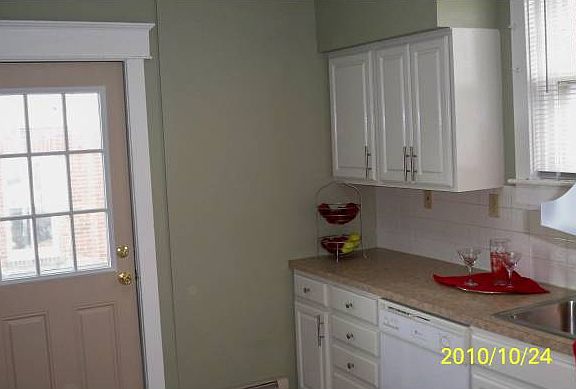 Kitchen w/ DW
