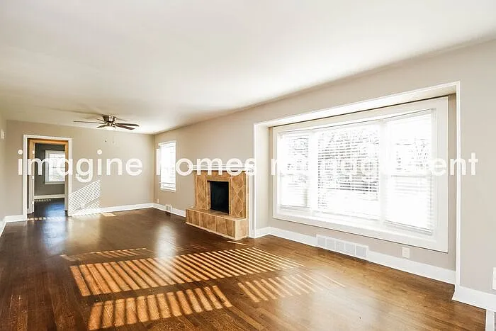 3 bed, 2.0 bath, 1244 sqft, $2,095 — Photo 2