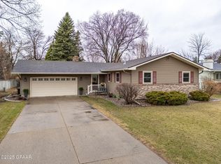 3306 Chestnut St, Grand Forks, ND 58201