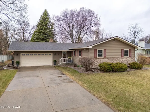 3306 Chestnut St, Grand Forks, ND 58201