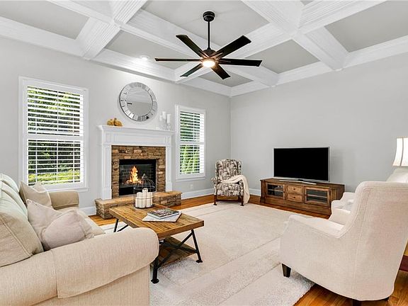 2nd image of 127 Woodbury Ln