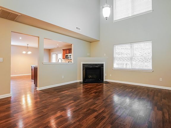 4th image of 701 Champion St