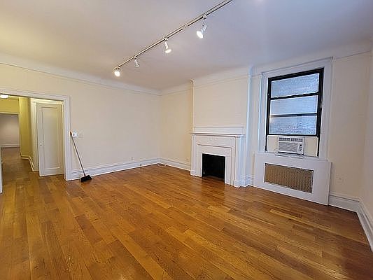 2nd image of 265 W 81st St #7X