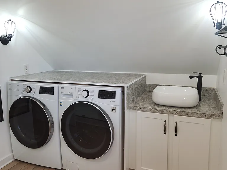 BATHROOM WITH WASHER AND DRYER