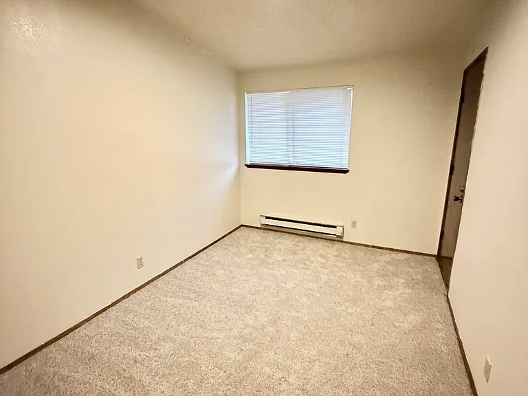 Maple Leaf Apartments — Photo 12