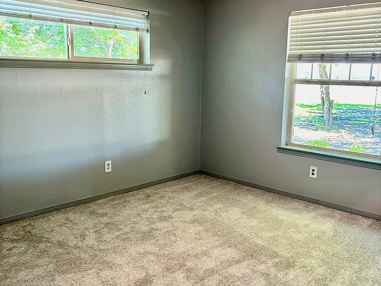 606 Laurence Dr — Photo 10