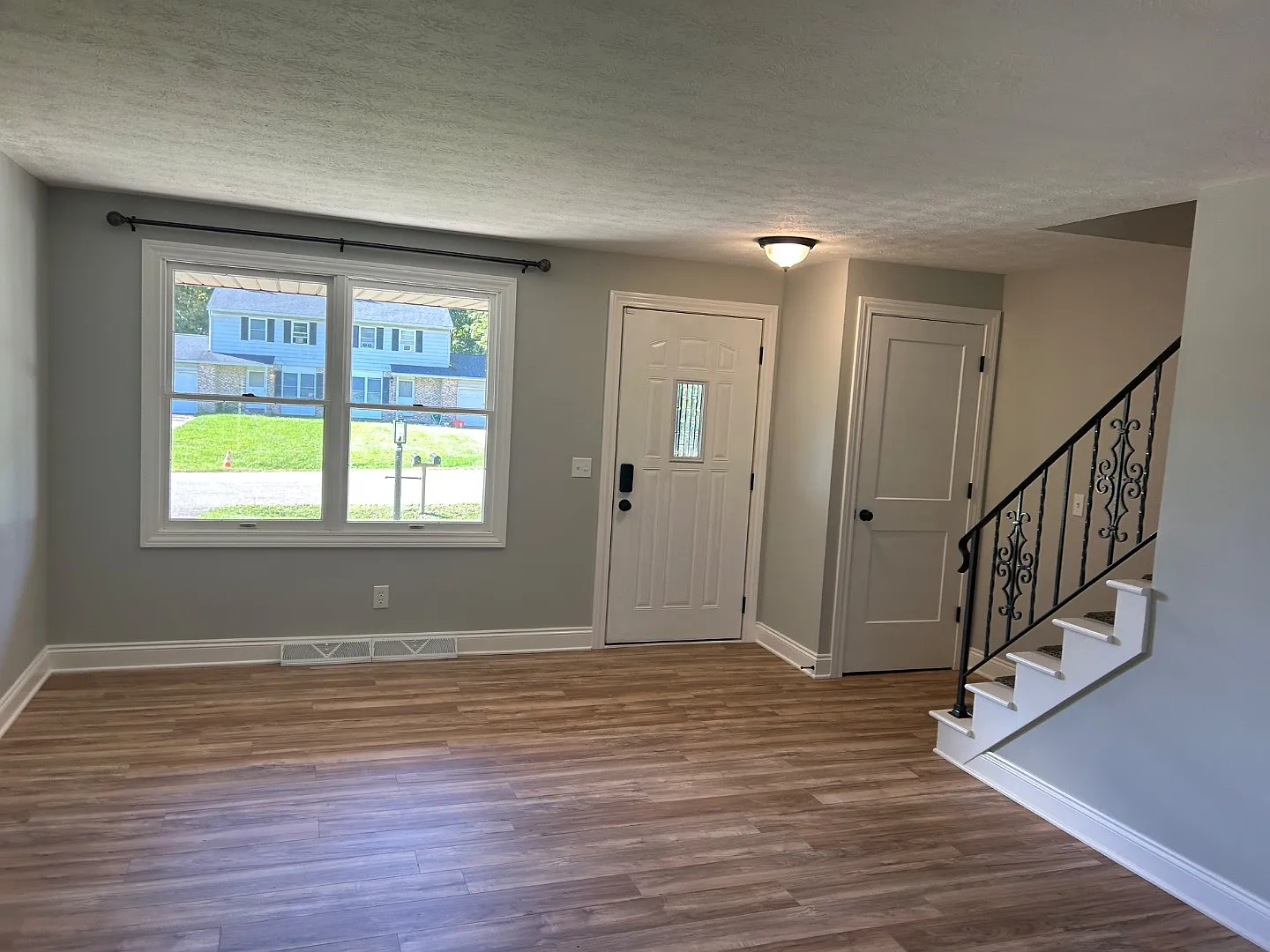 2467 Aspen St NE — Photo 2