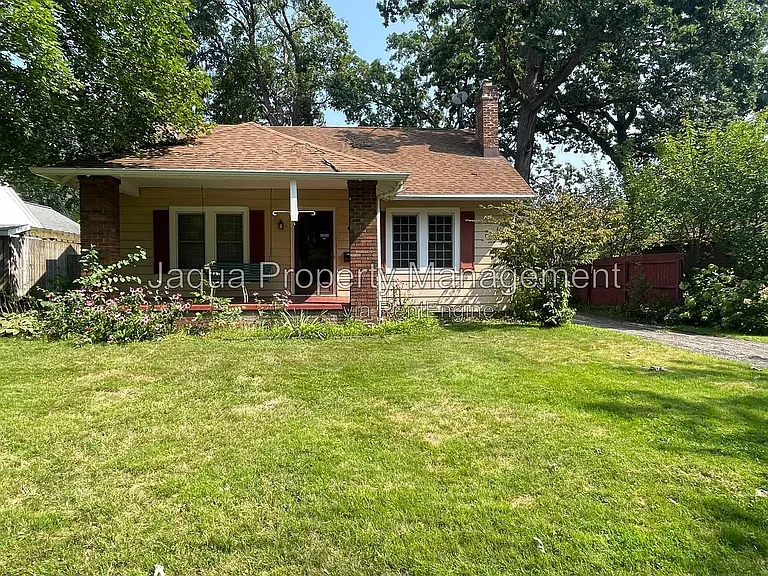 1425 Lakeway Ave — Photo 2
