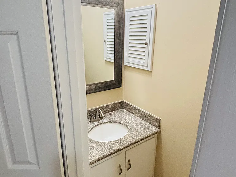 901 Dulles Dr — Photo 11