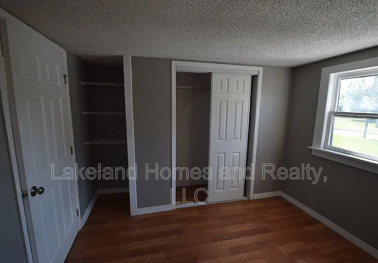 1060 1/2 E Wabash St — Photo 12