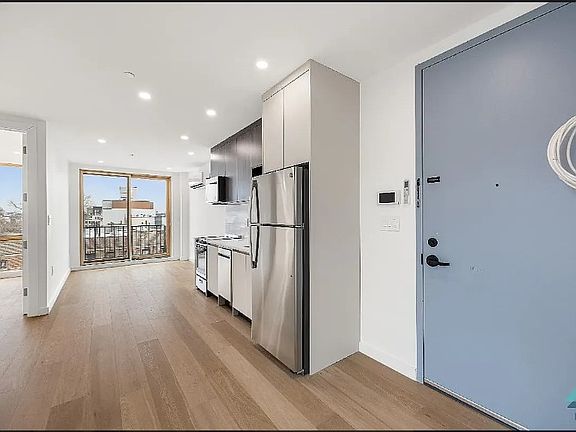 2nd image of 3216 Glenwood Rd #3C