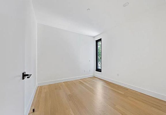 3rd image of 260 Gold St APT 524