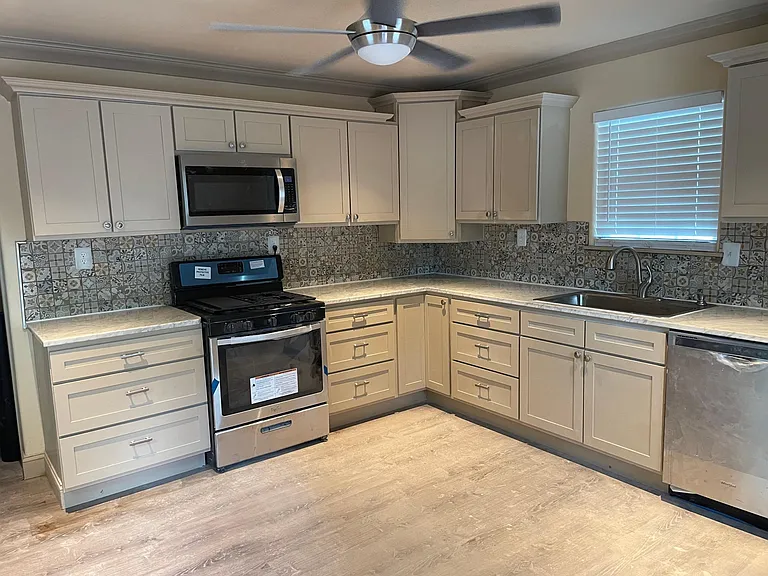 1715 Denver Ave — Photo 3