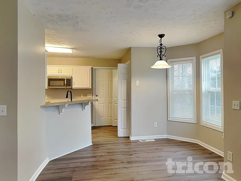 401 Breeze Way — Photo 5