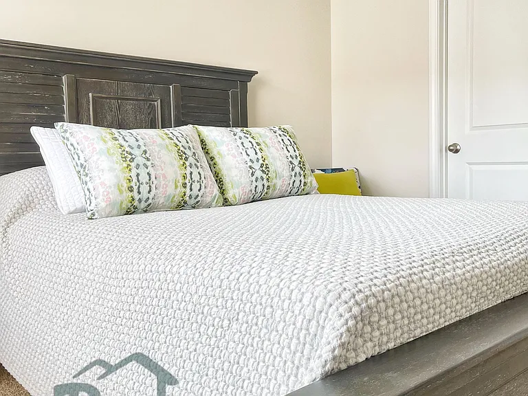 2nd bedroom - queen bed