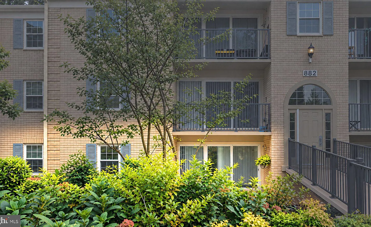 2 bed, 1.5 bath, 997 sqft, $2,300 — Photo 3