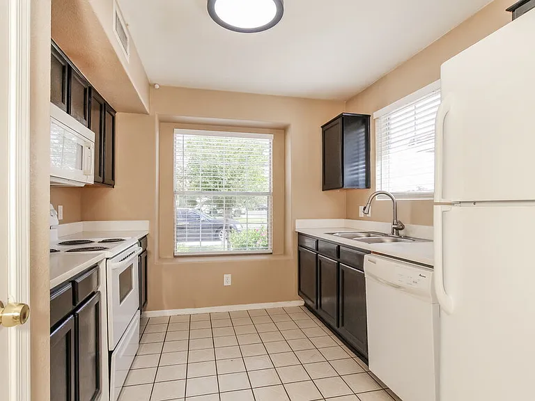 8015 W Laurel Ln — Photo 7