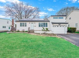 42 Elliot Dr, Hicksville, NY 11801