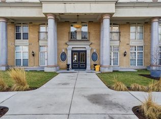 Chateau Royale, Hamilton, ON L8P 2Z6