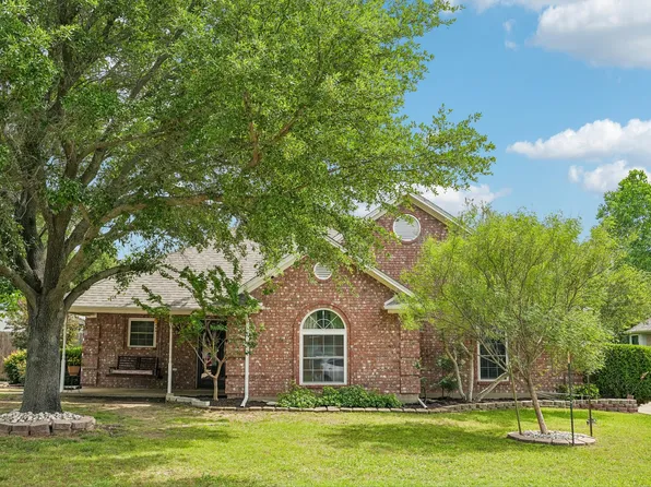 304 Woodlawn St, Krum, TX 76249