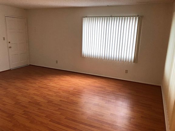 4th image of 250 W Elmwood Ave APT A