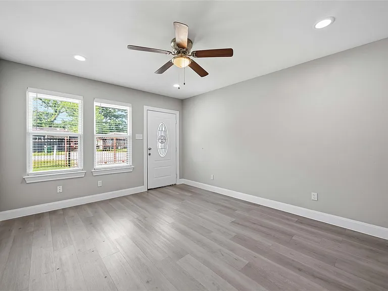 8129 Linda Vista Rd — Photo 6